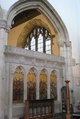 Kościół znany jest też z piętnastowiecznych murali, w tym sądu ostatecznego.